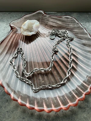 Edblad halsband - Halsband från Edblad, använt enstaka gånger och i mycket bra skick. Värt flertalet hundralappar men säljer för 99kr.