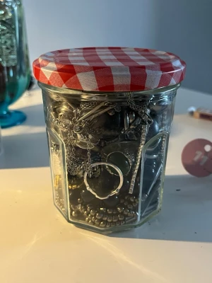 20-30 bandade smycken - Glas burk med 20-30 olika smycken