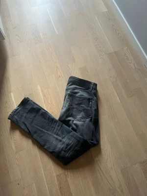 Replay jeans - Säljer ett par grå replay jeans i modell Rocco. Riktigt snygga med sköna fades. Storlek w31/L32