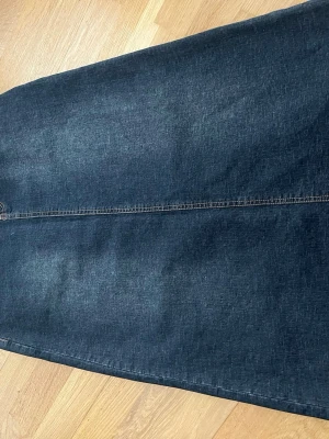 Mörkblå jeans från Jing Huang L - Säljer ett par mörkblå jeans från Jing Huang i storlek L. Klassisk rak passform med kontrastsömmar och slitstarkt denimtyg. Perfekta för dig som gillar en enkel och tidlös look.