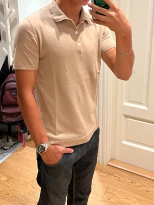 Beige piké  - Säljer en stilren beige piké t-shirt med med en slim passform. Storlek S. Inga tecken på användning. Ställ gärna en fråga🤙
