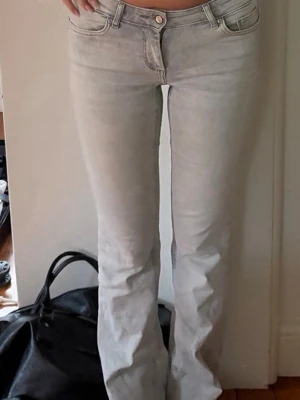ONLY lågmidjade grå jeans  - Säljer ett par lågmidjade ljusgrå utsvängda jeans från ONLY i storlek XS längd 34 de är i väldigt bra skick förutom att de har en slitning och ett veck längst ner på jeansens baksida, inget som tänker på när man har på sig dem, (se sista bilderna) modellen är ”ONLBLUSH FLARED” och är köpta från zalando för 559kr som är slutsålda. Midjemått rakt över 34/35cm men är stretchiga och innerbenslängd 84cm💕