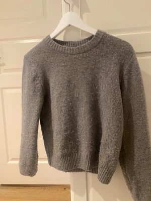 Grå stickad tröja  - Mysig grå stickad tröja från H&M, säljer pga kommer ej till användning längre 🩶