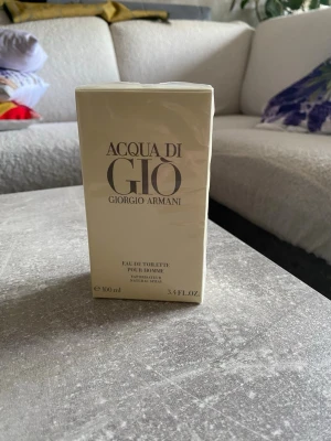 Acqua di Giò Giorgio Armani  edt 100 ml - Acqua di Giò från Giorgio Armani är en klassisk herrparfym i en stilren frostad glasflaska med silverfärgad kork. Doften är fräsch och maskulin, perfekt för dig som gillar eleganta och tidlösa parfymer. Flaskan rymmer 100 ml och har en enkel men lyxig design.