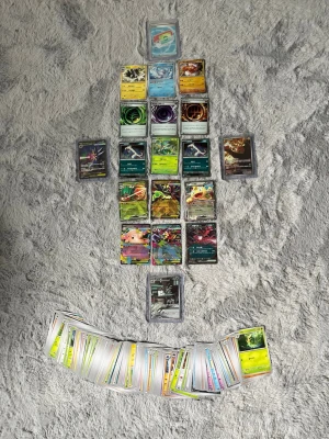 Stort paket Pokémonkort - Säljer ett stort paket Pokémonkort med blandade motiv och färger. Innehåller både vanliga och holografiska kort, samt flera specialkort i plastfickor. Perfekt för samlare eller dig som vill bygga din egen samling.