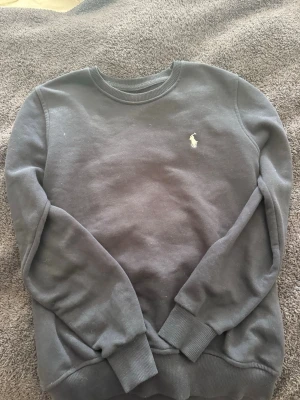 Ralph lauren tröja - Jättefin marinblå tröja från Ralph lauren i storlek S. Lappen i nacken är bortsprättad men är äkta. 
