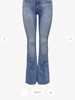 Ljusblå bootcut jeans från ONLY - Helt ny med prislappen på! Storlek M/32 men sitter mer som en S