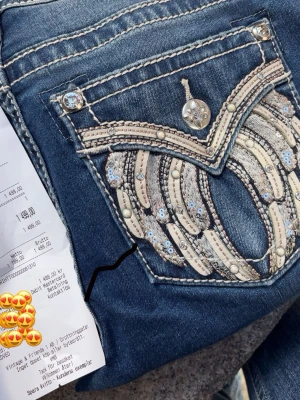 Miss me jeans wings edition - Köpta ifrån vintage and friends för 1500. Kvitto på bilden, är använda en gång då jag har ändrat mig med köpet. Är i storlek 26. Jag är 168cm och byxorna passar super bra på mig!. Tvättas innan dom skickas och skickar dom dagen dem köps eller dagen efter (: om man har nå mer frågor så svarar jag på vad som!