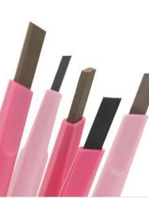 Ögonbrynspennor med rosa hylsa - Flera ögonbrynspennor med platt, snedskuren spets och rosa hylsa. Finns i olika nyanser av brunt och grått för att matcha olika ögonbrynsfärger. Pennorna har en mjuk, vaxig konsistens som gör det enkelt att fylla i och forma brynen med precision. Helt ny , 29kr/st 