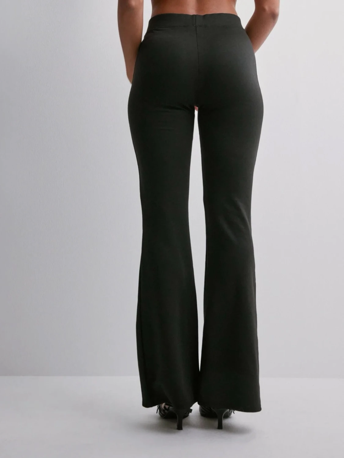 Svarta utsvängda leggings - 1