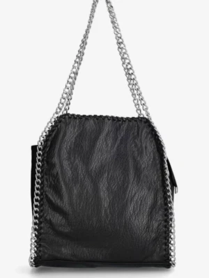 Svart handväska med kedjedetaljer - Cool svart handväska i veganskt läder med silverfärgade kedjor som axelrem och längs kanterna. Väskan har en mjuk, något slouchy form och ger en edgy vibe till din outfit. Perfekt för dig som gillar statement-accessoarer.