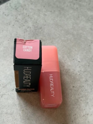 Huda Beauty Blush Filter Cotton Candy - Flytande rouge från Huda Beauty i nyansen Cotton Candy. Kommer i en rosa plastflaska med matchande förpackning. Ger en fräsch och naturlig rosa ton till kinderna. Perfekt för att skapa en mjuk och glowig look.