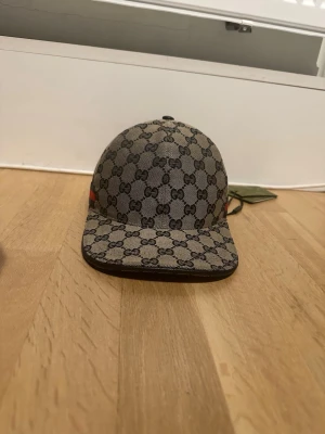 Gg keps med mönster - Helt ny, kommer med tags på även DUSTBAG, M 58 cm