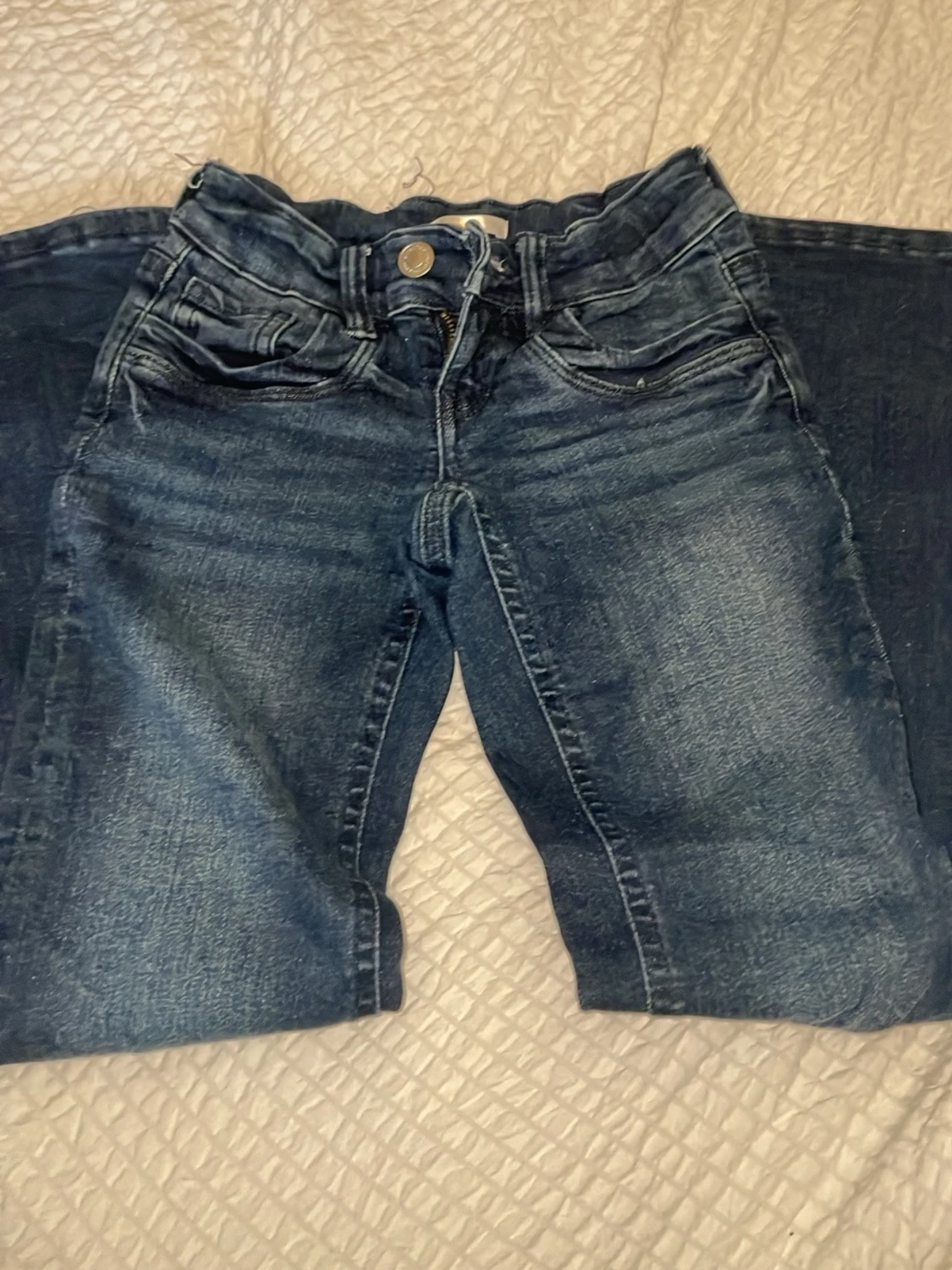 Mörkblå slitna jeans med raka ben