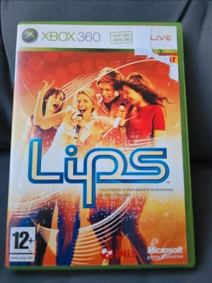 Lips till Xbox 360 - Lips är ett musikspel till Xbox 360 där du sjunger karaoke till kända låtar. Spelet har färgglad omslagsdesign med fyra personer som sjunger i mikrofoner. Perfekt för dig som gillar partyspel och musik. Omslaget är i plast och spelet är PEGI 12+.