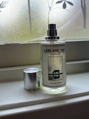 LEBLANC 24.0 parfym - LEBLANC 24.0, Inspererad av PdM Layton, luktar riktigt gott och håller sig kvar länge på huden. Använd några enstaka sprut!                                          Nypris 349kr