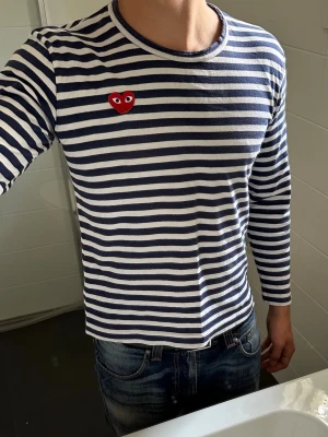 Långarmad T-Shirt - Blå vit randig Comme Des Garcons långarmad t-shirt i mycket bra skick! 