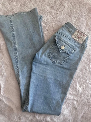True religion Bootcut lowwaist jeans joey - Snygga lågmidjade jeans från true religon i modellen joey.  Perfekt nu till skolstarten!! Strl 25. Jättefint skick, inte mycket använda!☺️☺️ skriv om du har frågor! 