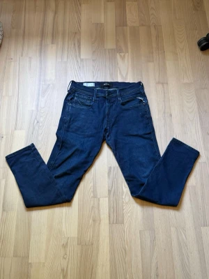 Mörkblå jeans från Replay - Replay Slim Fit – Navy 👖  Säljer ett par Replay Slim Fit-jeans i färgen navy, storlek 31.  ✅ Storlek: 31 ✅ Modell: Slim Fit ✅ Färg: Navy ✅ Mycket bra skick ✅ Använda få gånger  📩 Hör av dig vid intresse eller om du vill ha fler bilder/info!