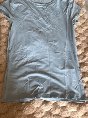 Tajt ljusblå T-shirt - Köpt på Zara, i storlek M (skulle mer säga att storleken motsvarar S eller XS). Använd 2-3 gånger. 