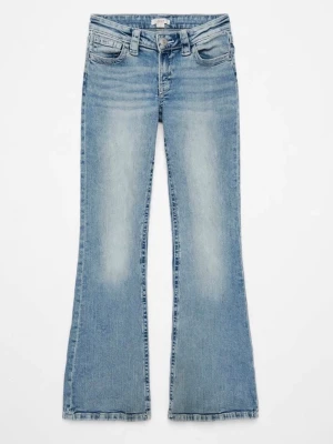 Ljusblå bootcut jeans med utsvängda ben - Säljer ett par ljusblå bootcut jeans med klassisk femficksmodell och utsvängda ben. Jeansen har en snygg tvätt med ljusa partier framtill och normal midja. Perfekta för dig som gillar retrovibbar och en avslappnad look.