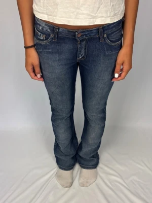 Lågmidjade Levis jeans - Supercoola lågmidja bootcut Levis 545 jeans | Storlek 30/32 | Jättefint skick! | Jag är 168cm lång och väger 60kg | Mått: Ytterbenslängd: 104cm. Midjebredd: 41cm. Lårbredd: 27cm. Fotöppning: 23cm. Kontakta mig vid fler frågor eller funderingar!💗