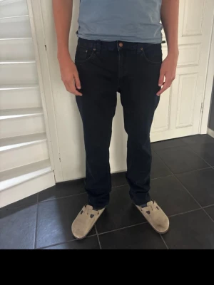 Svarta raka jeans herr - Svarta jeans, nypris 1600kr, knappt använda, L/XL