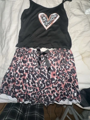 Leopardmönstrad pyjamas med hjärta - Pyjamas sett som aldrig är använt, den har lite päls på sig men ja kommer att tvätta och rulla dem innan ja skickar iväg, hund o katt finns i hemmet💗
