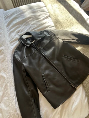 Brun jacka i skinnimmitation  - Brun jacka i skinnimmitation med oversized passform..