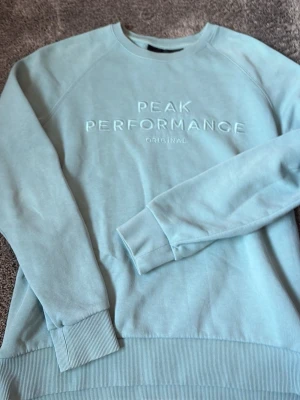 Peak performance  - Köparen står för frakt. Säljer en fin blå tröja från Peak Performance. Enkel och stilren modell som passar till det mesta! 💙✨ ✨ Märke: Peak Performance ✨ Färg: Blå ✨ Storlek: S ✨ Skick: Fint använt skick Hör gärna av dig om du har frågor eller vill ha fler bilder! 💕