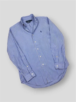 Polo Ralph Lauren Skjorta - Klassisk Polo Ralph Lauren Skjorta | Modell: Classic Fit Striped Shirt | Färg: Blå- och vitrandig med mörkblå broderad logga | Skick: Mycket bra | Storlek: S (Classic Fit) | Nypris: ca 1 800 kr | Hör av dig vid minsta fundering 📦