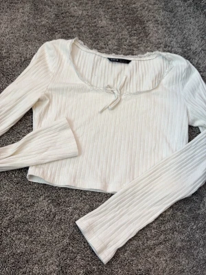 Söt långärmad tröja - Köparen står för frakt. Säljer en fin vit långärmad tröja från SHEIN med ränder. Enkel och stilren modell som passar till det mesta! 🤍✨ ✨ Märke: SHEIN ✨ Färg: Vit med ränder ✨ Storlek: M men skulle säga passar mindre  ✨ Skick: Fint använt skick. Hör gärna av dig om du har frågor eller vill ha fler bilder! 💕