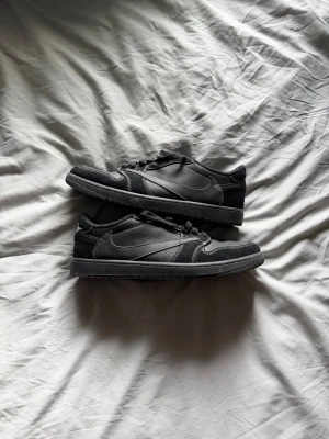 Travis jordan 1 phantoms - Säljer mina travis scott jordan 1 low phantoms, de är sparsamt använda och har extremt mycket liv kvar i sig. Orginal låda finns. Hojta till vid funderingar:) 