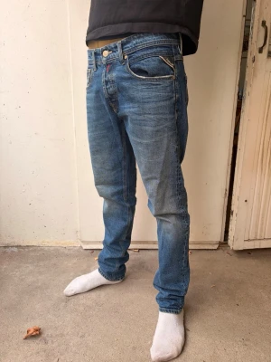 Blå slim fit jeans från Replay willbi Stockholmsstil  - Mycket fint skick. Storlek 30/30. Regular slim fit 