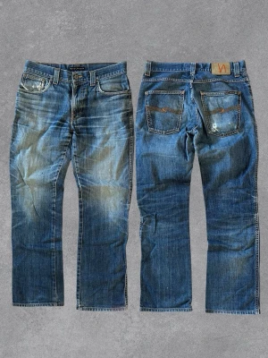 Nudie Jeans - Säljer nu dessa sjukt snygga nudie jeansen. Bra skick, finns flera fläckar på framsidan, men tycker själv att det är en del av looken. Storlek 32/32 men sitter mer som 29/30 enligt mig (se mått). Modell: Slim Jim Längd: 98 Midja: 39 Fotvidd: 20 Lår: 23 Skriv vid frågor eller funderingar!