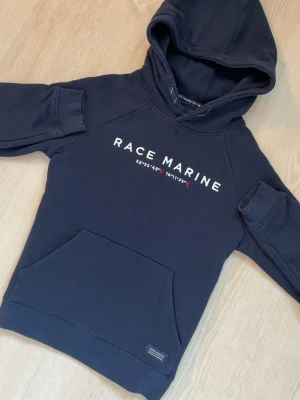Mörkblå hoodie Race Marine - säljer en mörkblå hoddie ifrån race marine i storlek Xs, säljer den för använder inte den längre !