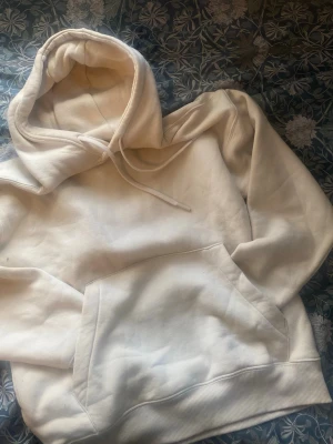 Basic Hoodies - Jag säljer nu två basic hoodies från Pull & Bear i storlek S (unisex) då tyvärr var för stora för mig (jag är 158 cm). Finfina basplagg som kan matchas med mycket! En créme vit och en marinblå. Kan köpas tillsammans eller var och en för sig. Mycket bra skick på båda två om man bortser från att ”tråden” till huvan har försvunnit hos den blå. Antingen 300 kr för båda eller 200 kr/st!❤️