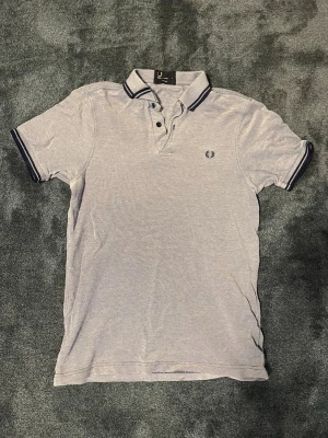 Fred Perry piké - En riktigt snygg piké från fred Perry i storlek S med en slim passform, om det finns några frågor är det bara att skjuta ett Meddelande. Fraktar snabbt!