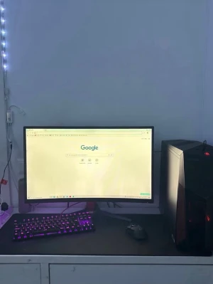 Svart stationär gamingdator med skärm - 🎮 GAMINGDATOR + KOMPLETT SETUP – REDO ATT SPELA! 🎮  Säljer nu min gamingdator som har fungerat riktigt bra och är redo att användas direkt. Inga kända problem. Perfekt för dig som vill ha en komplett gaming-setup utan att behöva köpa allt separat.  Specifikationer: 🖥️ GTX 1060 3GB ⚡ Intel i5-7400 💾 16GB DDR4 RAM 🚀 117GB SSD (sitter på moderkortet) 💽 1.8TB hårddisk 💽 910GB hårddisk  Det som ingår: 🖥️ Kurvad skärm – 165Hz ⌨️ ARACHNID 75% gamingtangentbord 🖱️ Logitech gamingmus (värde ca 500 kr)  🎮 Vad