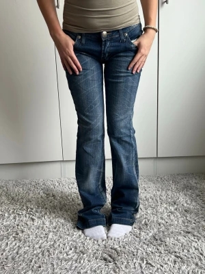 Jeans - Midjemått 34cm. 78cm innerbenslängd❣️
