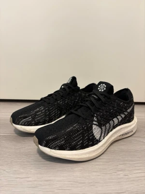 Nike running shoes - NIKE REACT PEGASUS TURBO Malli: DM3414-001 Koko: 38,5 Ovh: 169€ Neutraali askellus  Juuri pestyt.  Postitus/nouto Running shoes