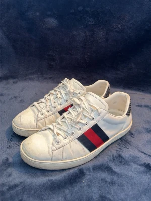 Gucci ace - Ett par skit snygga Gucci ace, storlek 40,5 svin fräscha och bra pris, hör av er vid frågor🙂 Og: kuvert och dustbag