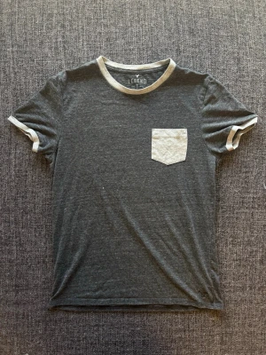 American eagle T-shirt ~ vintage  - American Eagle T-shirt grå | st M | Snygg T-shirt i grå färg. Sällsynt och eftertraktad vintage modell som produceras ej längre och går knappt att få tag på. Vintage 2000’s modell. Perfekt nu till sensommaren/hösten 🏄 Kan även gå ner lite i pris vid snabb affär!