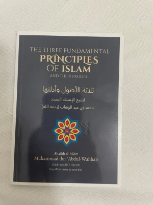 The Three Fundamental Principles - En bok med titeln 'The Three Fundamental Principles of Islam and Their Proofs' av Muhammad ibn Abdul-Wahhab. Boken är på engelska och arabiska och har ett mjukt omslag.