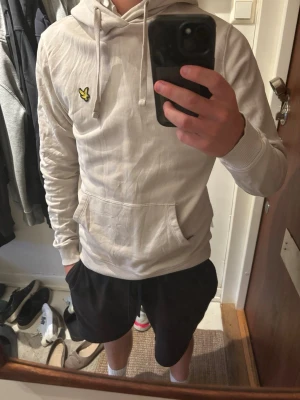 Beige hoodie from lyle & scott - Säljer en superfin ljusbeige hoodie från Lyle & Scott i storlek S. Klassisk och stilren med loggan på bröstet – perfekt till både jeans och mjukisbyxor. Helt oanvänd och i nyskick. Nypris ca 900 kr. 