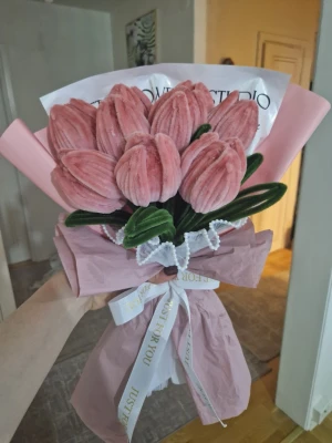 Bukett med rosa tulpaner  - Säljer en bukett med handgjorda tulpaner i rosa piprensare.. Blommorna har gröna piprensarblad och är inslagna i rosa och vitt papper med dekorativt band. Perfekt som dekoration eller present.