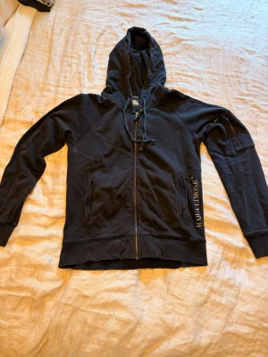 Aqua Limone Hoodie  - Acqua Limone hoodie/jacka med citronlogga, dragkedjeficka på ärmen och stor logga på ryggen. Storlek: Medium