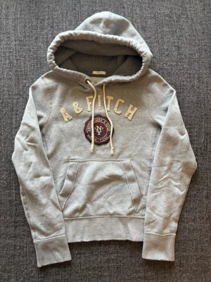 Abercrombie & fitch hoodie ~ sällsynt  - Abercrombie & Fitch hoodie | st S | Snygg hoodie med sliten design. Sällsynt och eftertraktad vintage modell som produceras ej längre och går knappt att få tag på. Vintage 2000’s modell. Perfekt nu till våren/sommaren 🏄 Kan även gå ner lite i pris vid snabb affär!