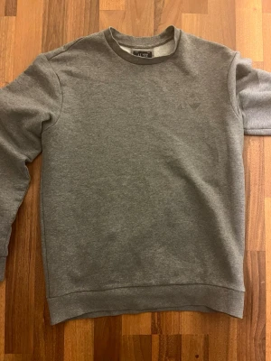 Grå Armani sweatshirt nyskick  - Storlek s inga defekter tvär schysst 