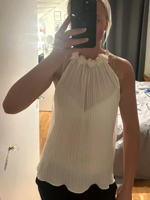 Blus från Zara  - Superfin blus från Zara i strl xs men passar även S. Köpt här på Plick men har själv aldrig använt så är i fint skick 